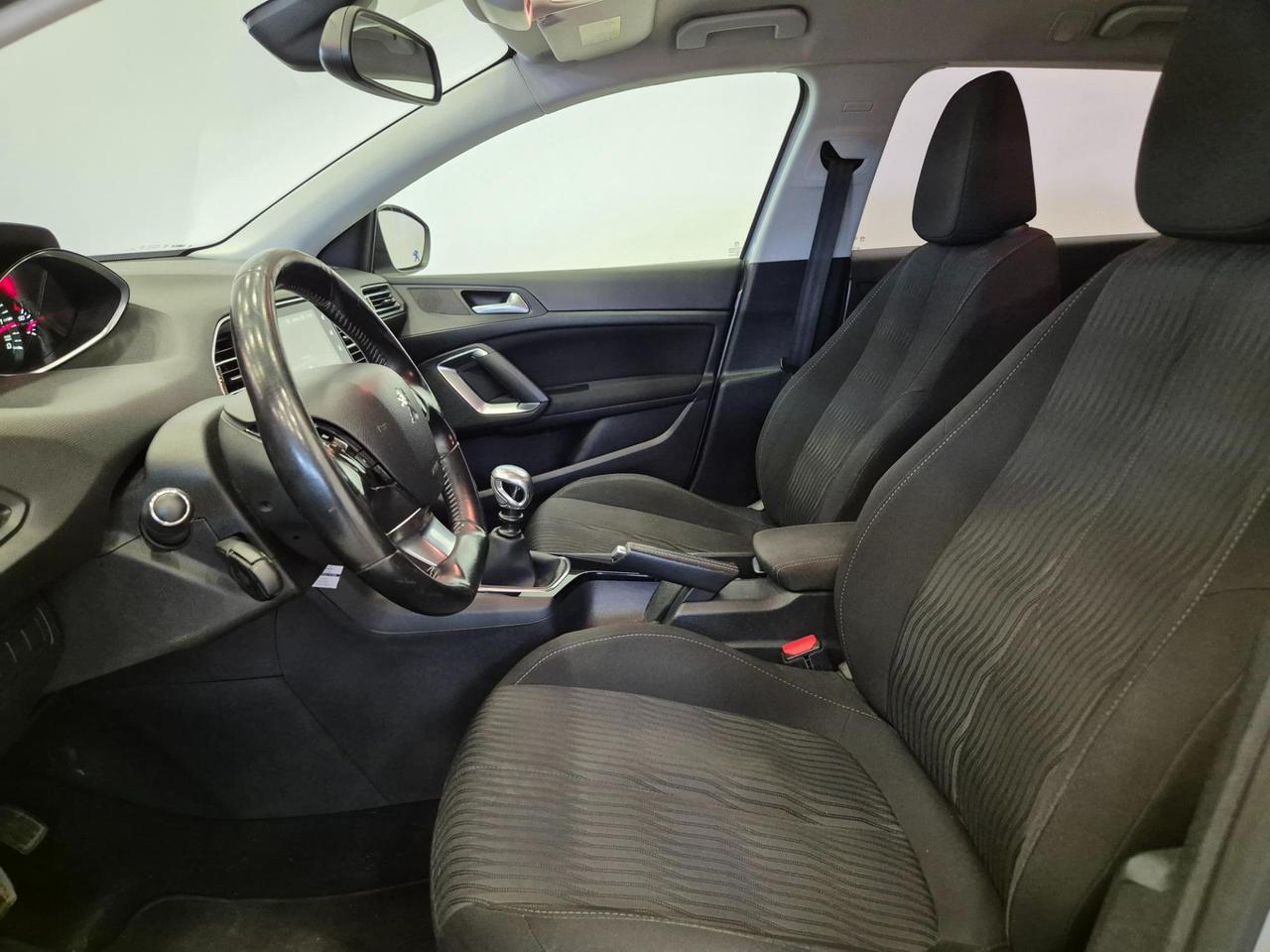 Peugeot 308 SW 1.6 bluehdi Active s&s 120cv - UNIPROPRIETARIO - NEOPATENTATI - Sens. Park - Clima