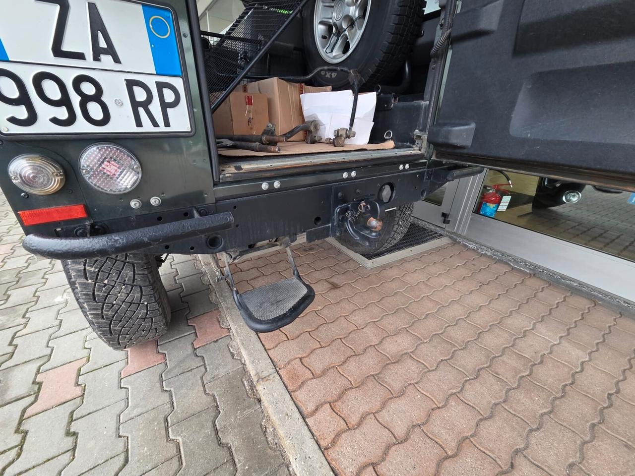 Land Rover Defender 90 2.4 TD4 Station Wagon E