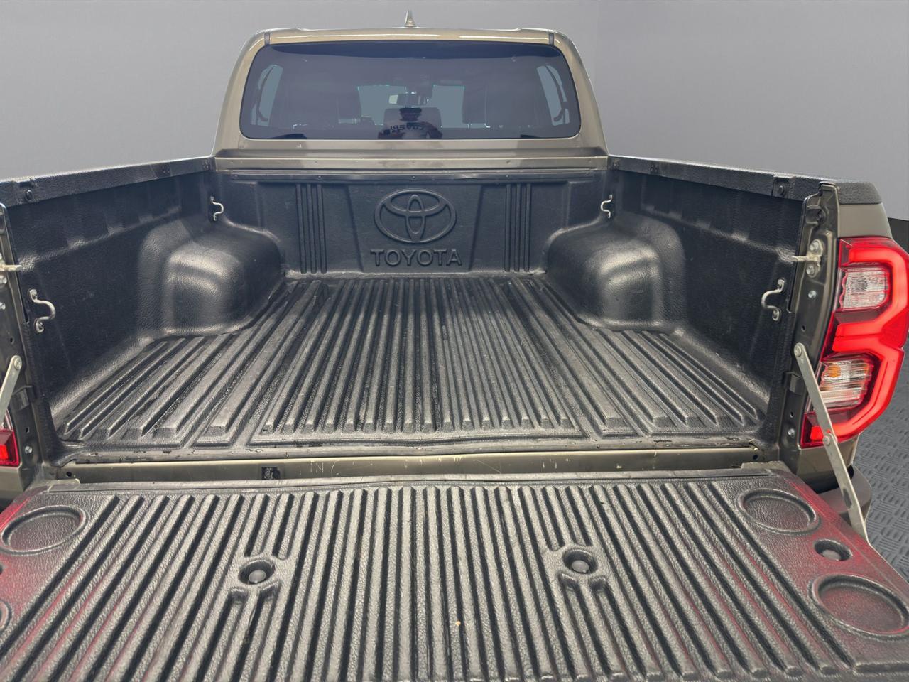 Toyota Hilux 2.8 d double cab Invincible 4wd auto