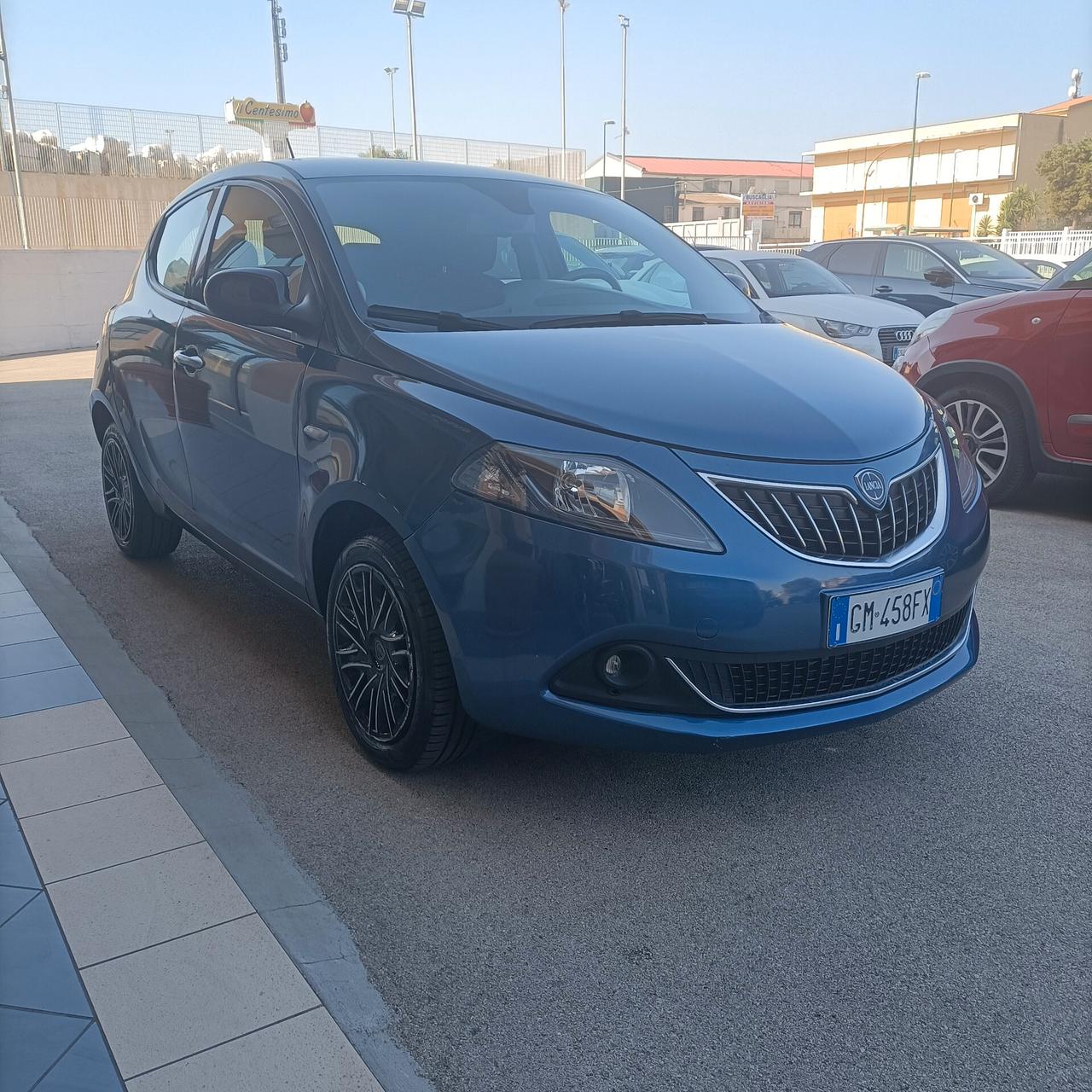 Lancia Ypsilon 1.0 FireFly 5 porte S&S Hybrid Silver