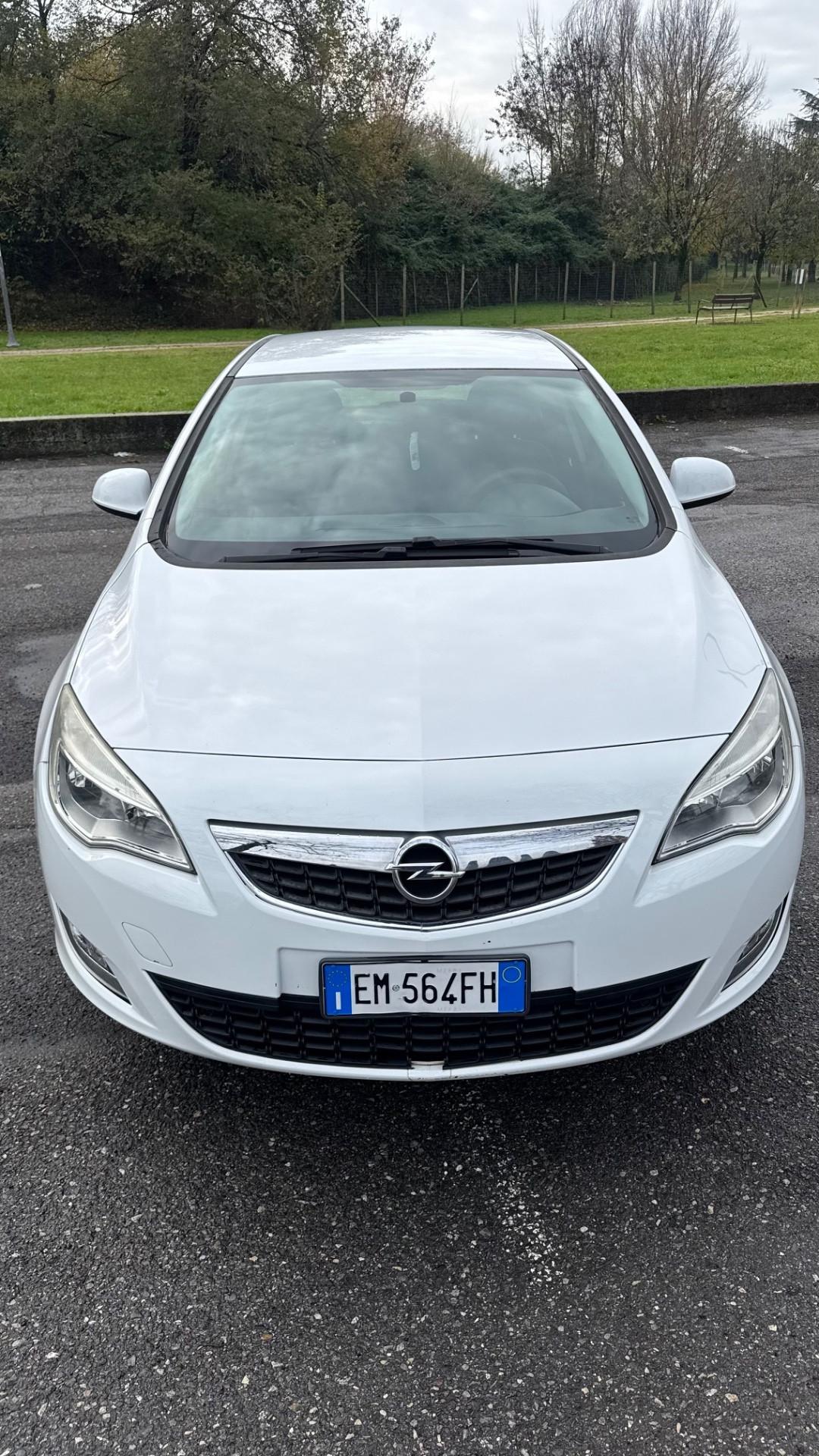 Opel Astra 1.4 – 2012 adatta a neopatentati