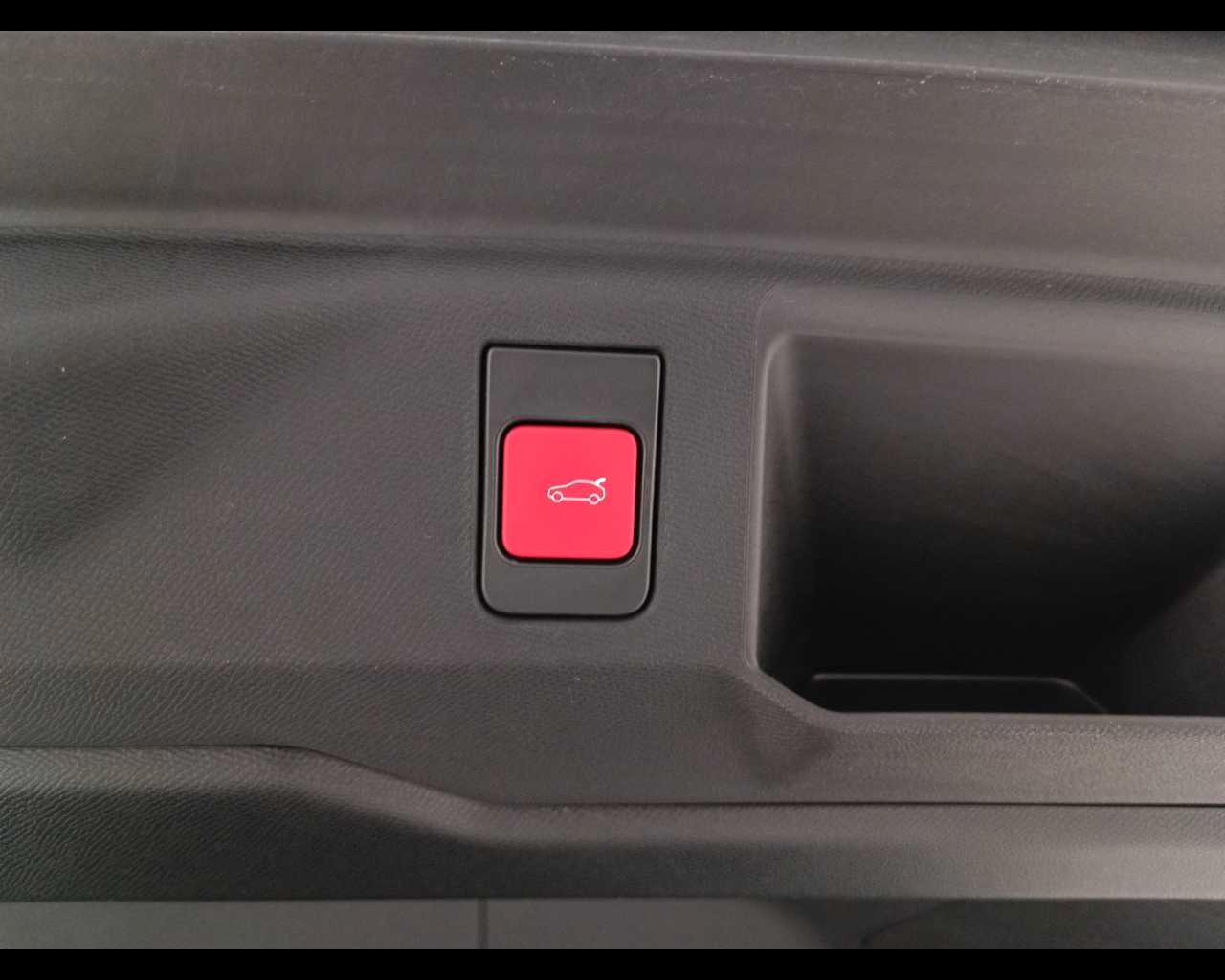 PEUGEOT Nuovo 5008 Hybrid 136 e-DCS6 GT