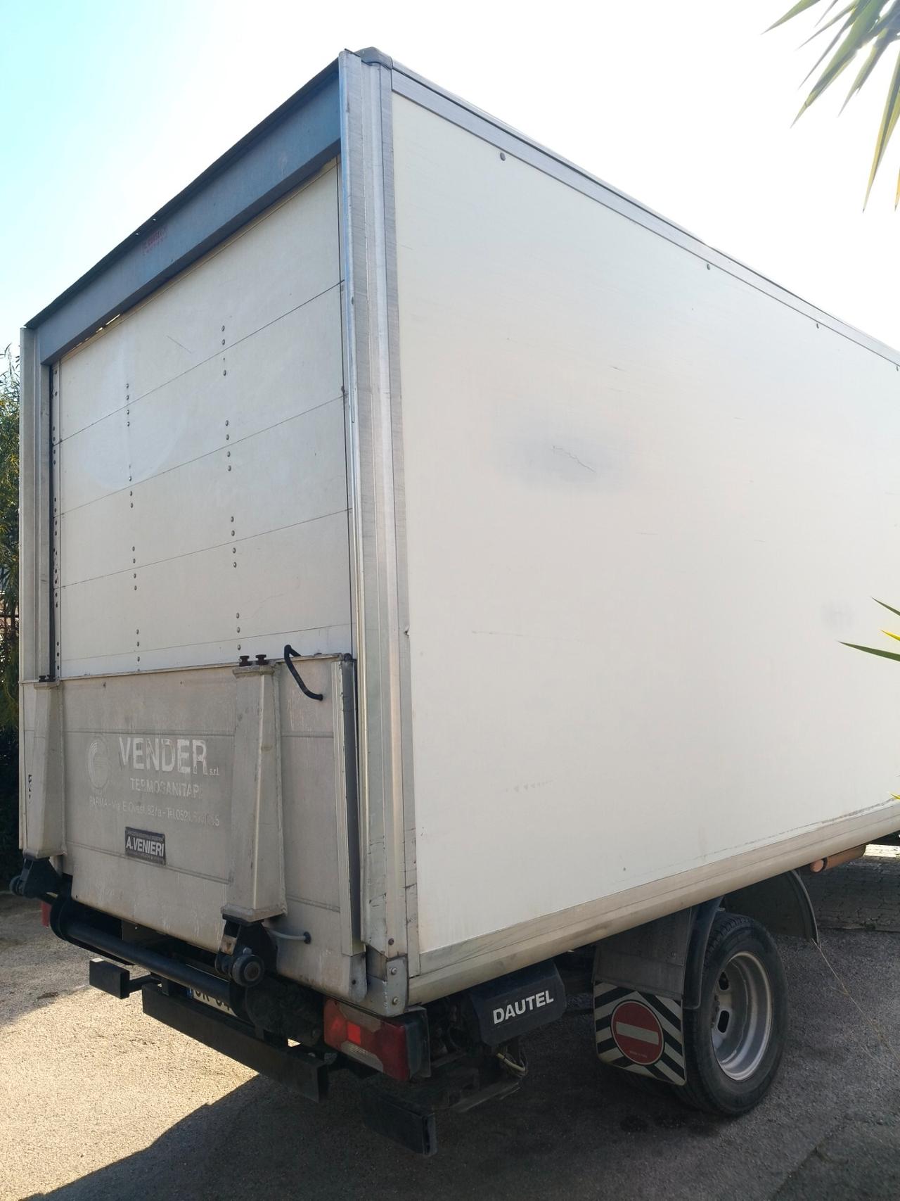Iveco Daily con sponda caricatrice