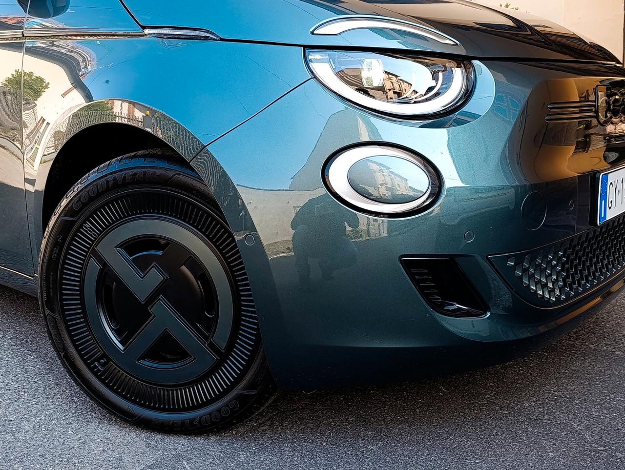 Fiat 500e Giorgio Armani 42 kWh (118cv) praticamente nuova