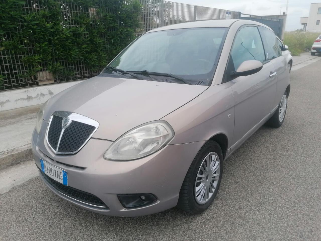 Lancia Ypsilon 1.3 MJT 75 CV Platino
