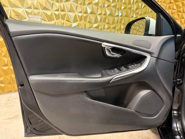 Volvo V40 D2 R-design