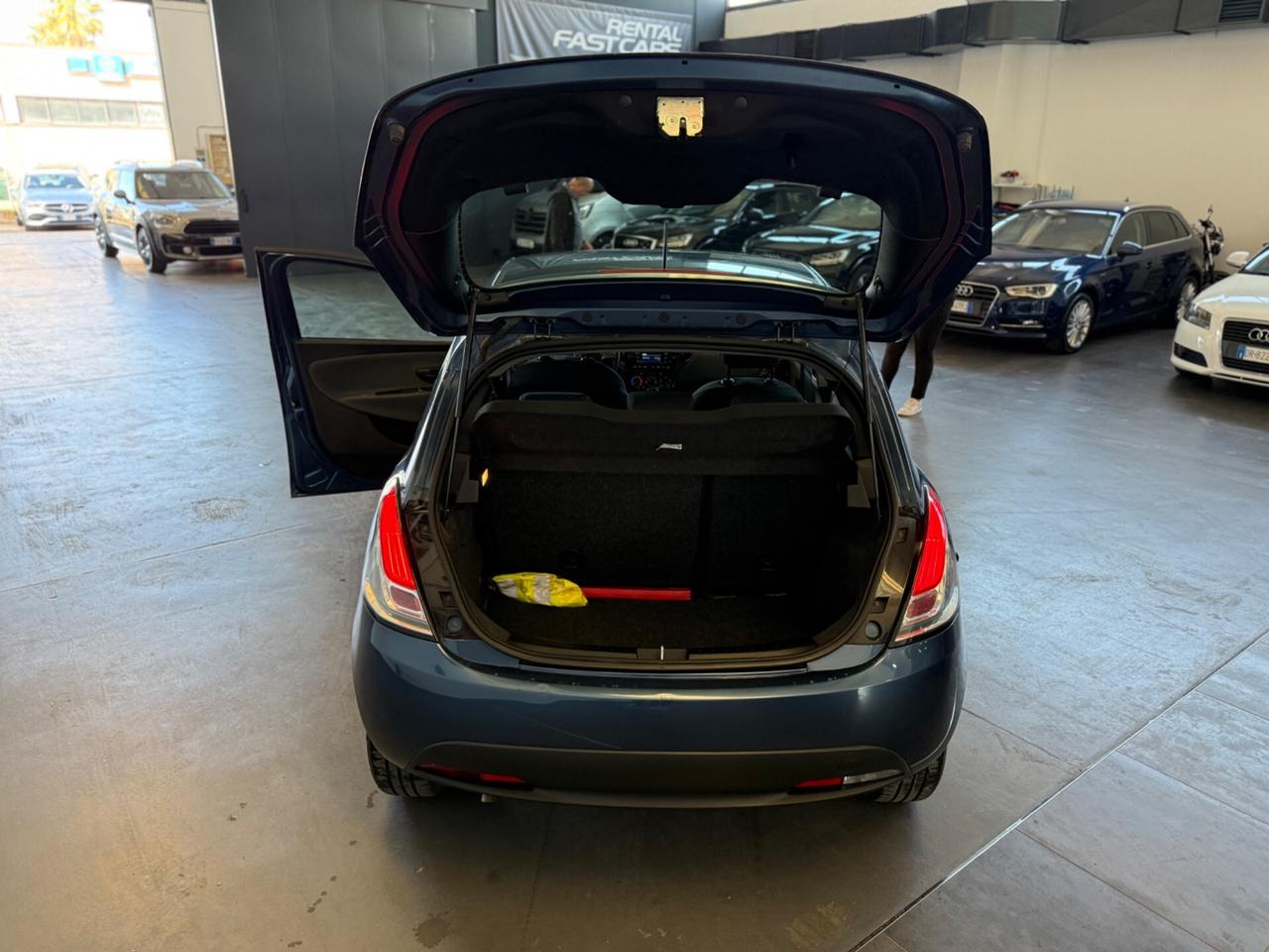 Lancia Ypsilon 1.0 FireFly S&S Hybrid Ecochic Silver