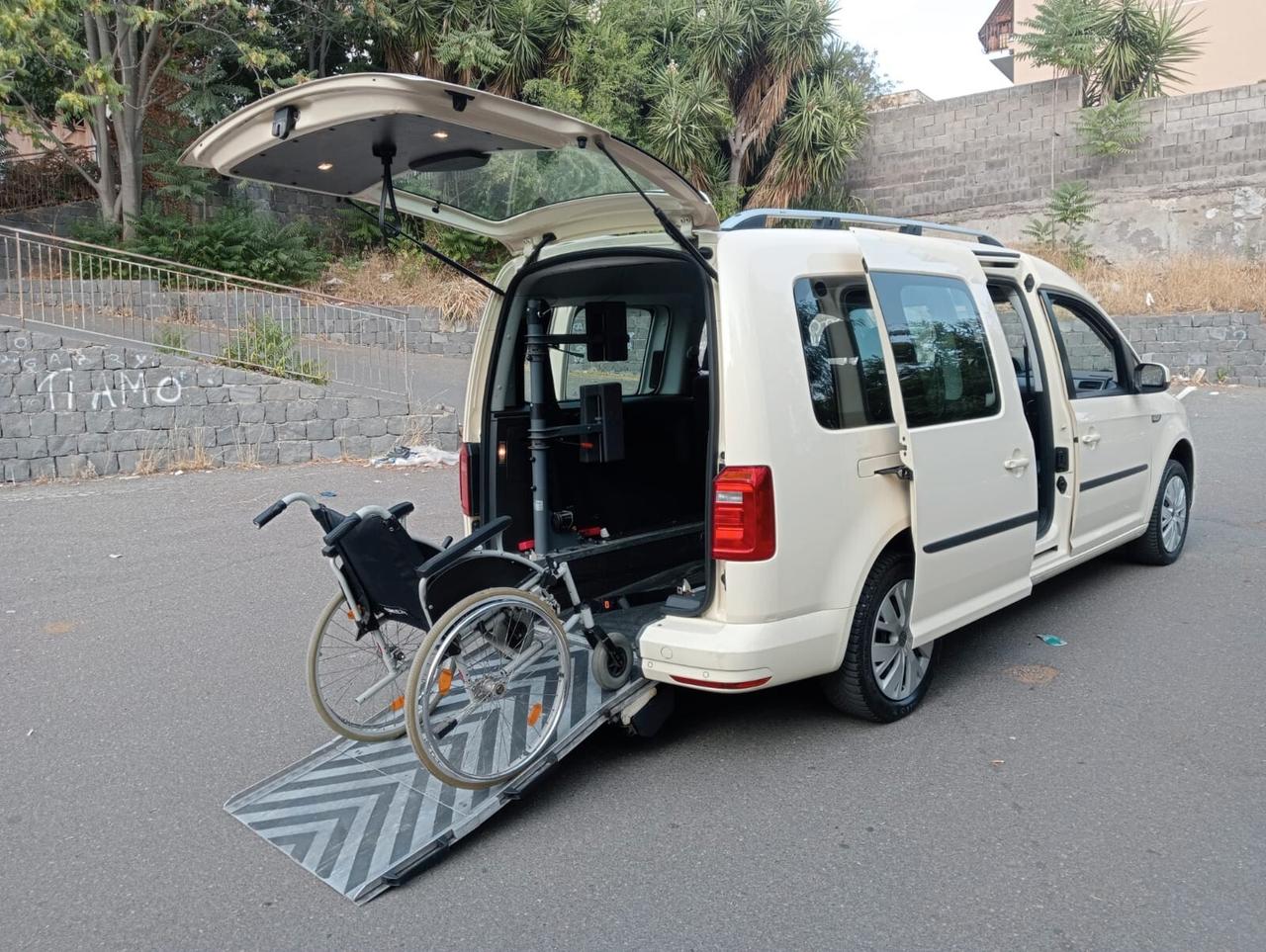 Volkswagen Caddy Pianale ribassato con rampa disabili in carrozzina