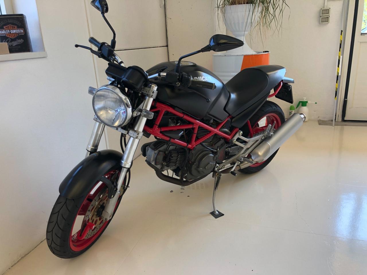 Ducati Monster 600 Dark telaio rosso