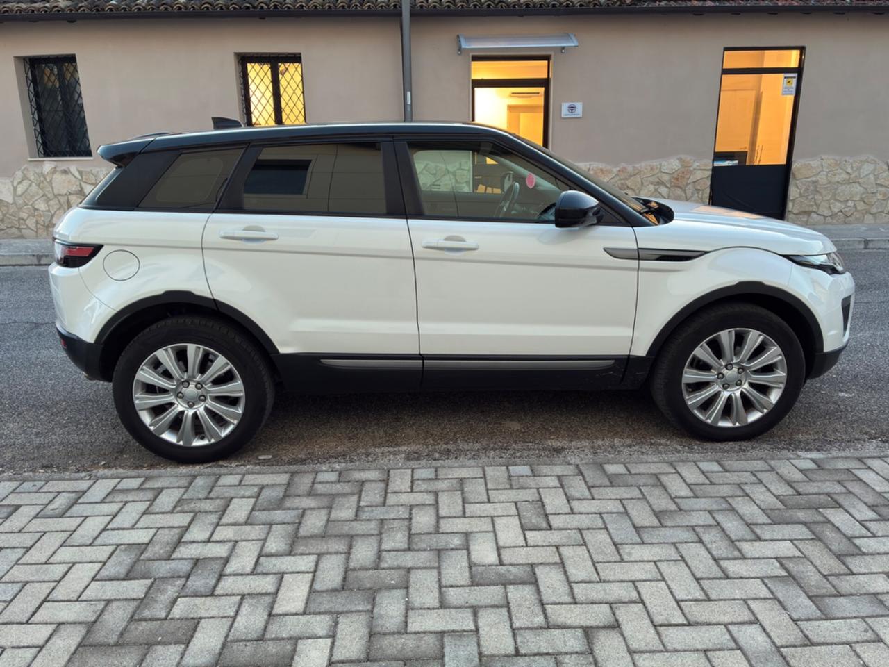 Land Rover Range Evoque 2.0 eD4 5p. SE