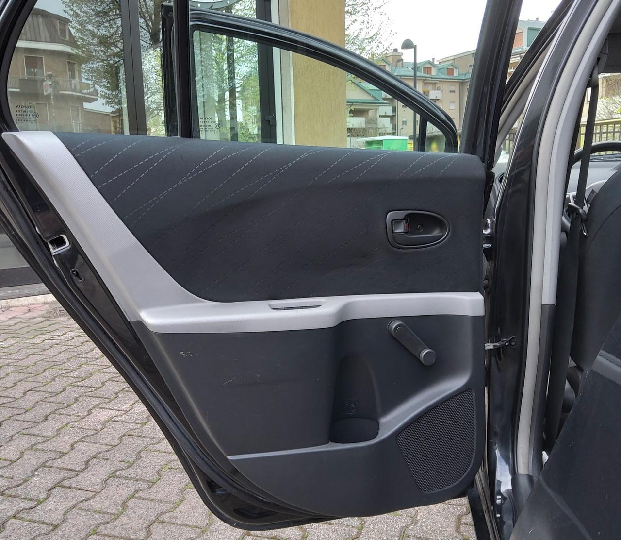 Toyota Yaris 1.3 5 porte CAMBIO AUTOMATICO