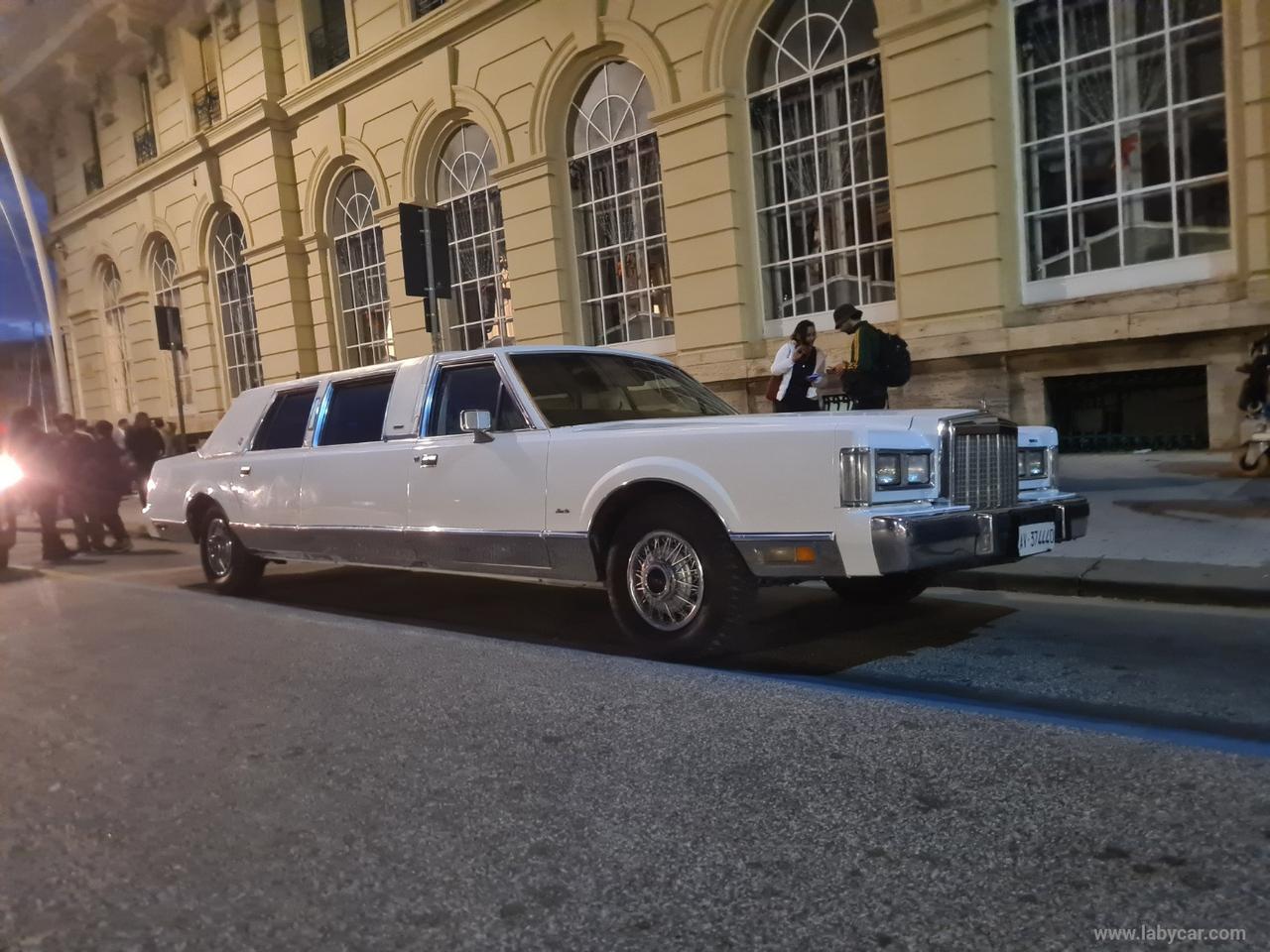 LINCOLN TOWN CAR