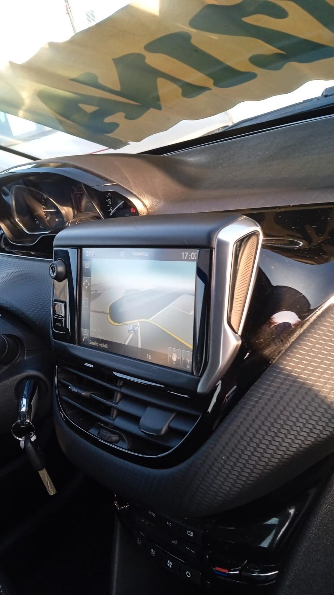 Peugeot 208 1.2 benzina neo patentati