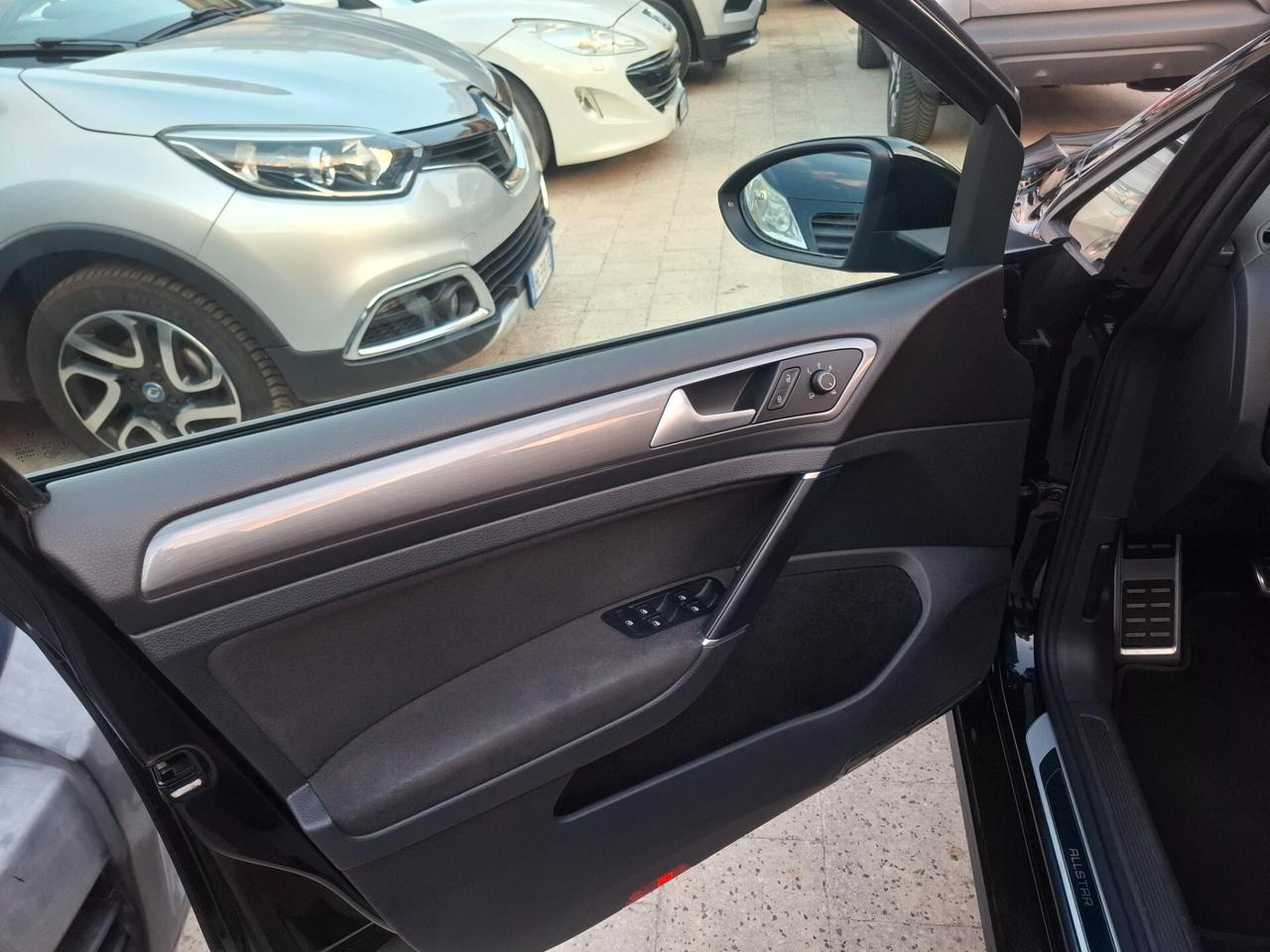 Volkswagen Golf - 1.6 TDI Tetto panoramico / Navigatore / Cruise control