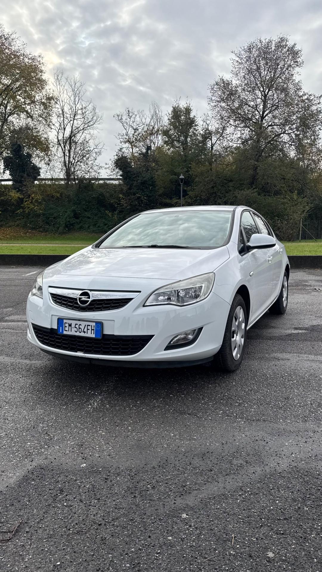 Opel Astra 1.4 – 2012 adatta a neopatentati