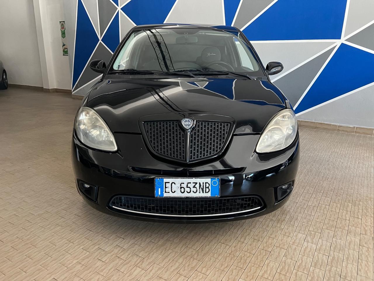 Lancia Ypsilon 1.3 MJT 75 CV MOMO DESING