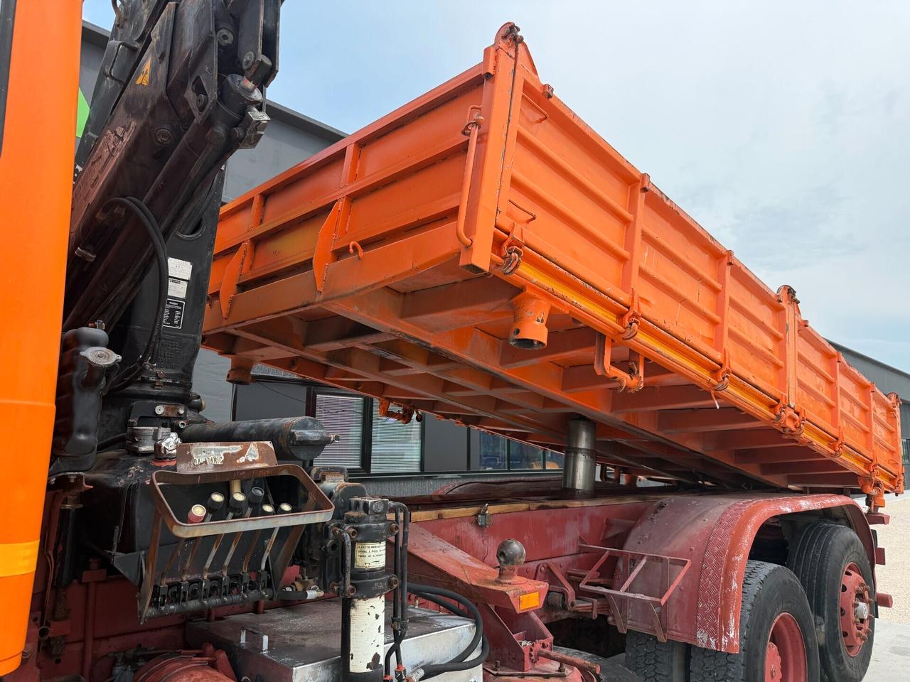 Mercedes Benz SK 1919 ribaltabile trilaterale con Gru HIAB Hidrocom 140