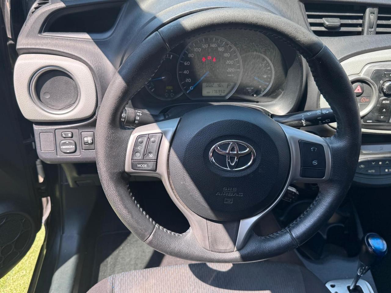 Toyota Yaris 1.5 75CV HYBRID,AUTOMATICA,RETRO,NAVI,NEOPRATENTATI,UNIPRO