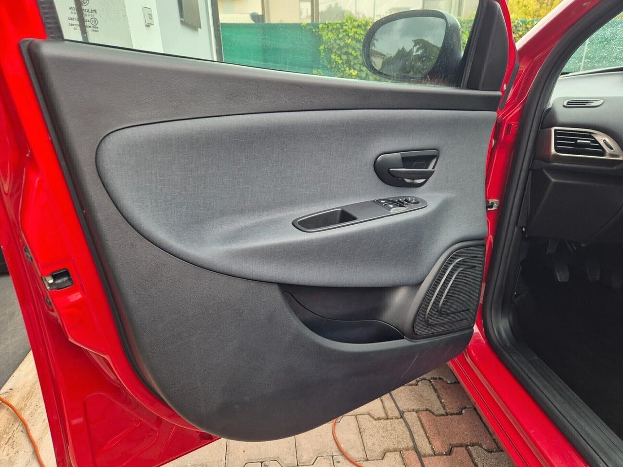 Lancia Ypsilon 1.0 FireFly 5 porte S&S Hybrid Gold