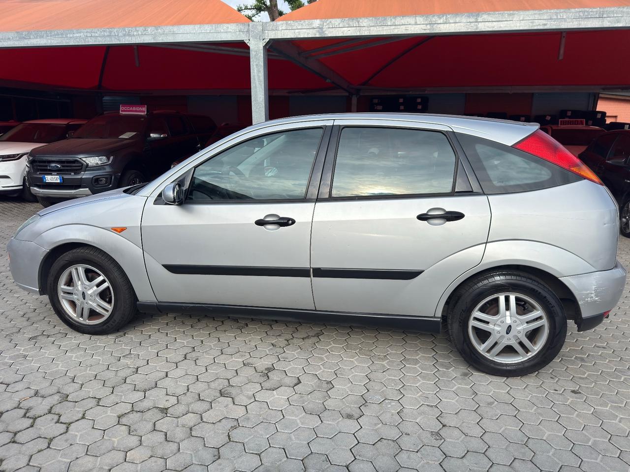 Ford Focus ADATTA A NEOPATENTATI 1.6i 16V cat 5p. Ghia