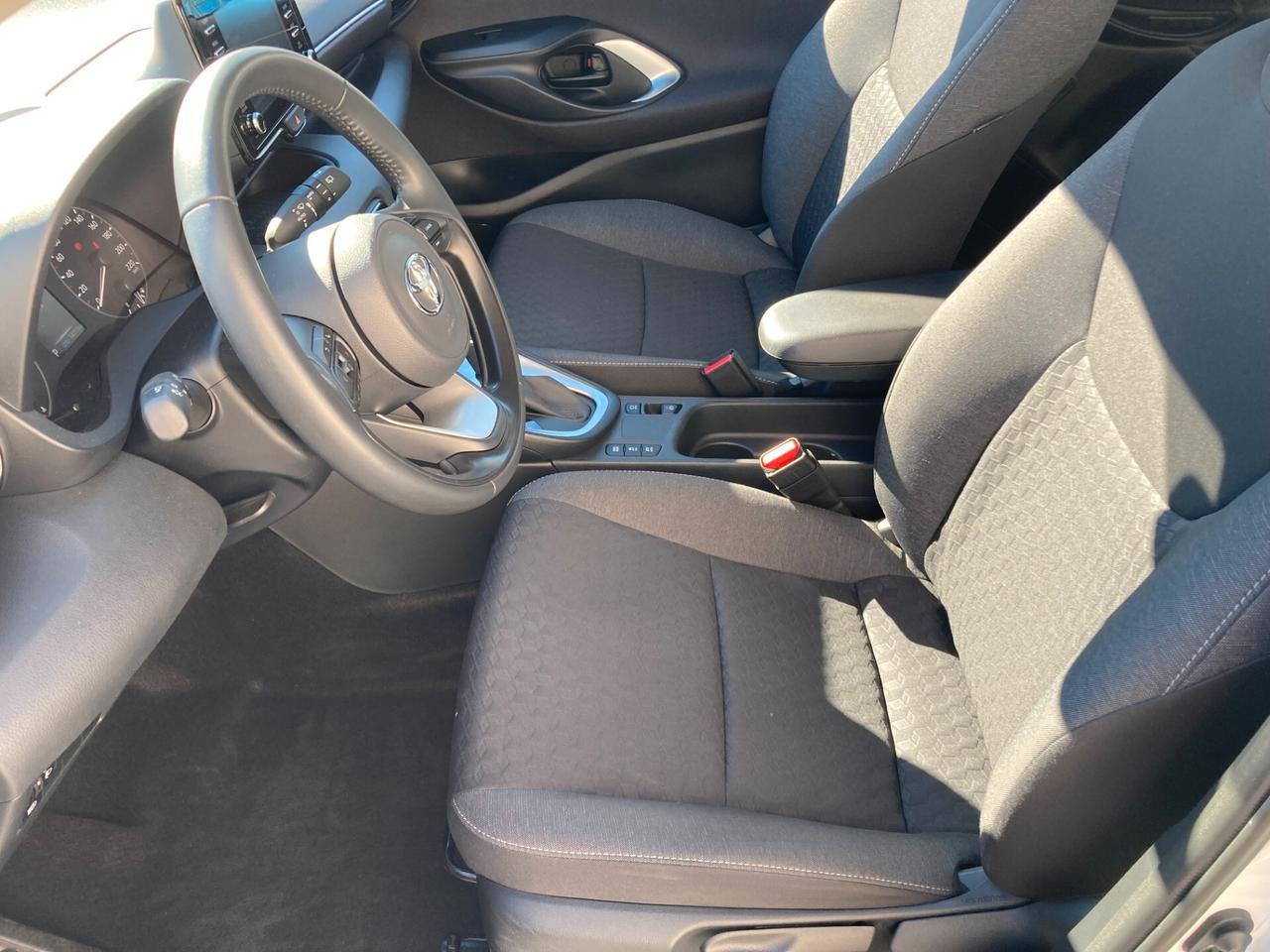 Toyota Yaris 1.5 Hybrid 5p. Active 14700 KM.