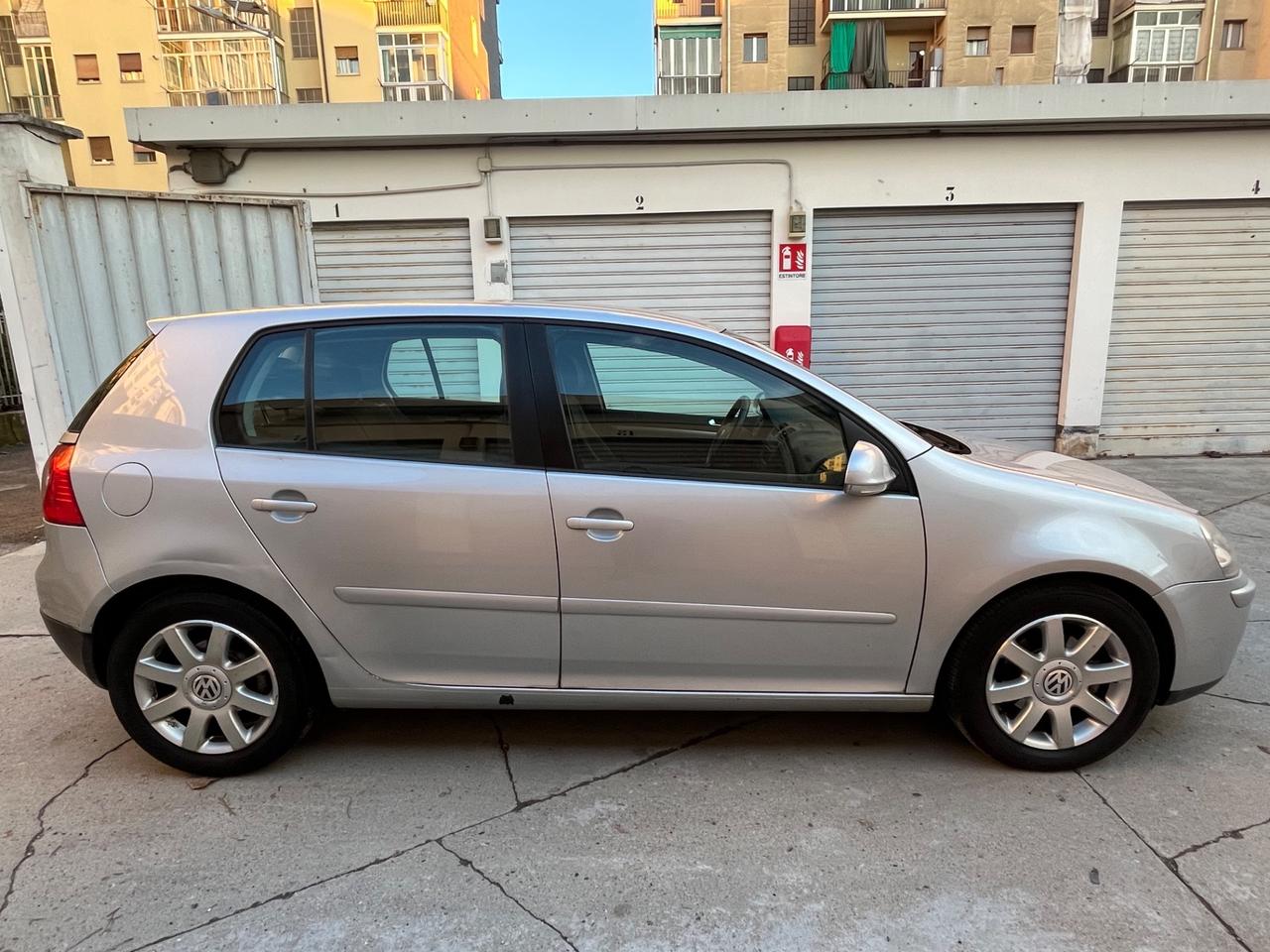 Volkswagen Golf 1.6 16V FSI 5p. Sportline