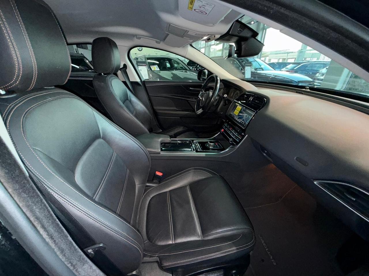 Jaguar XE 2.0 D 180 CV Prestige