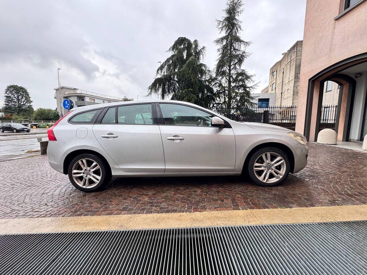 Volvo V60 I 2010 V60 2.0 D3 Summum