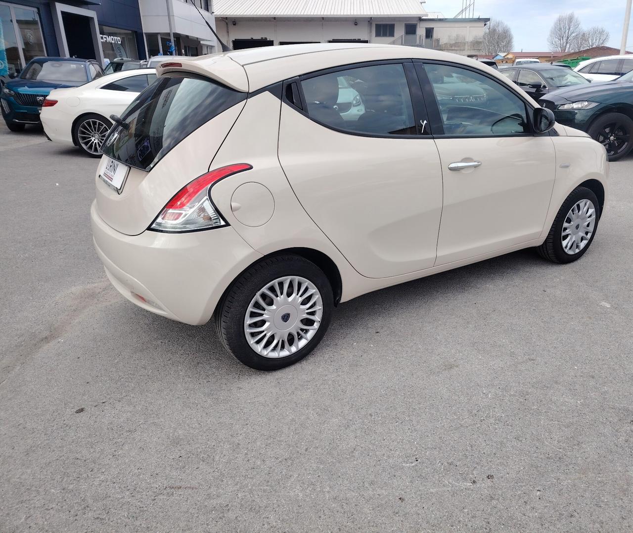Lancia Ypsilon 1.2 69 CV 5 porte Platinum - NEOPATENTATO