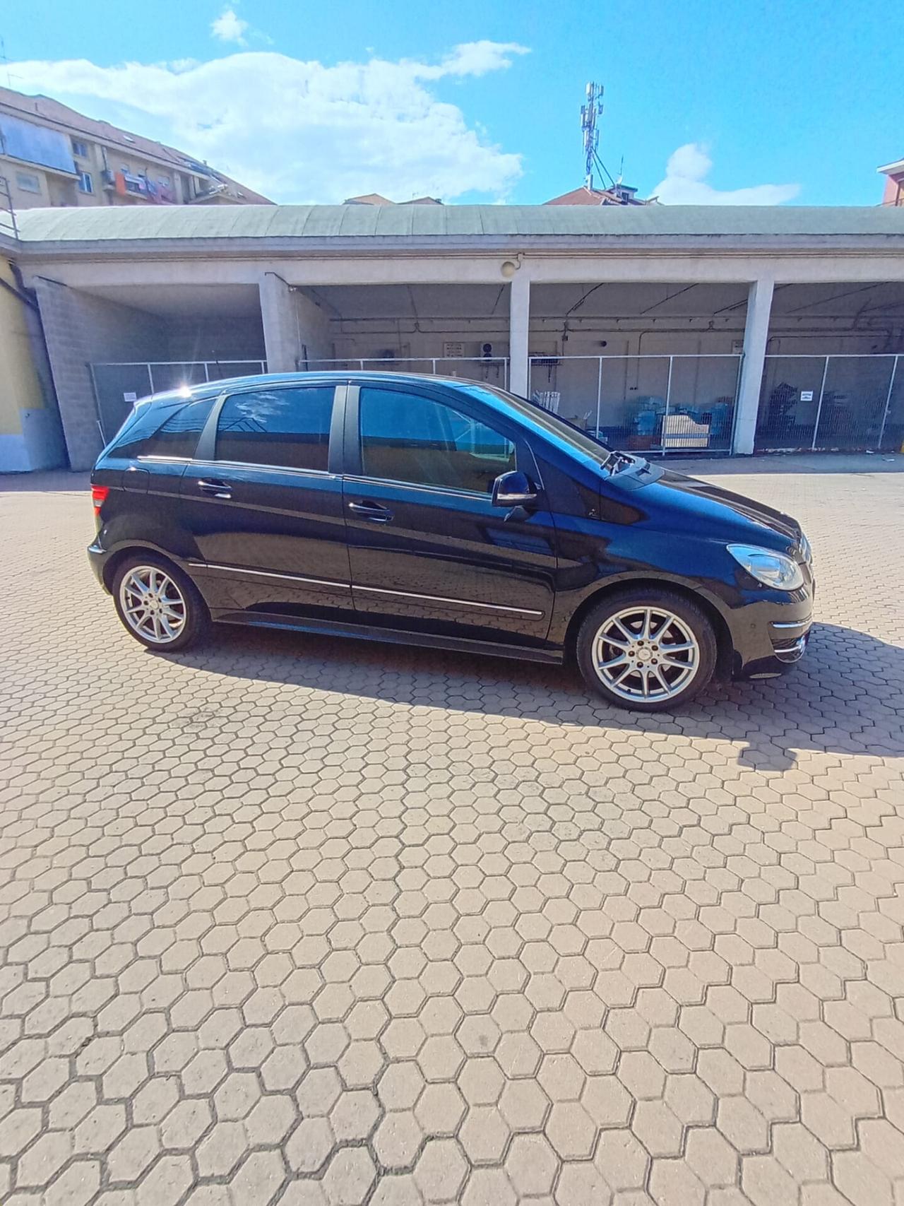 Mercedes-benz - APERTI AD AGOSTO