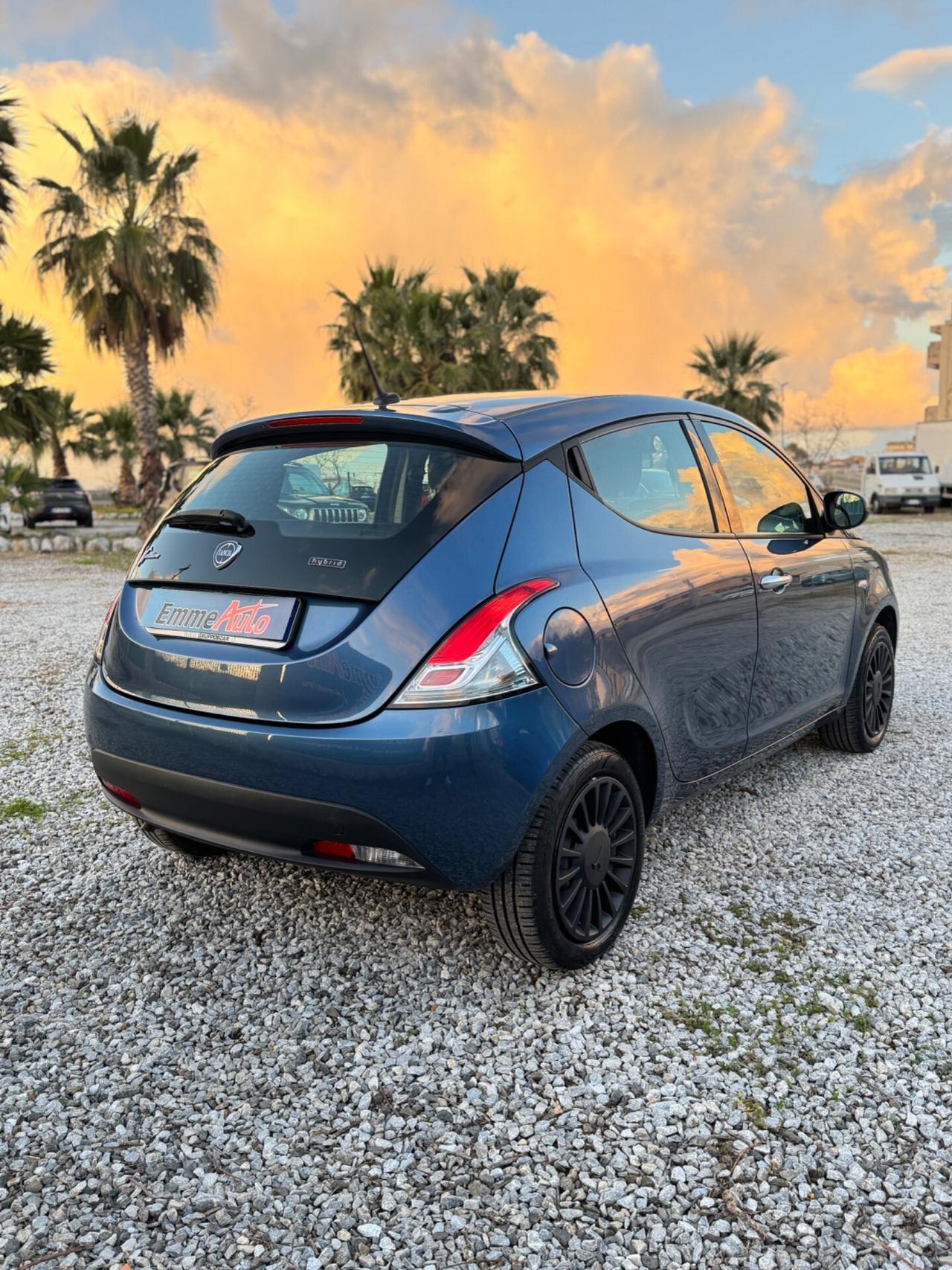 Lancia Ypsilon 1.0 FireFly 5 porte S&S Hybrid Ecochic Silver