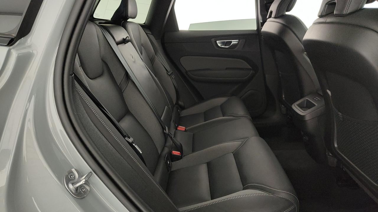 VOLVO XC60 2.0 b5 Plus Dark awd auto