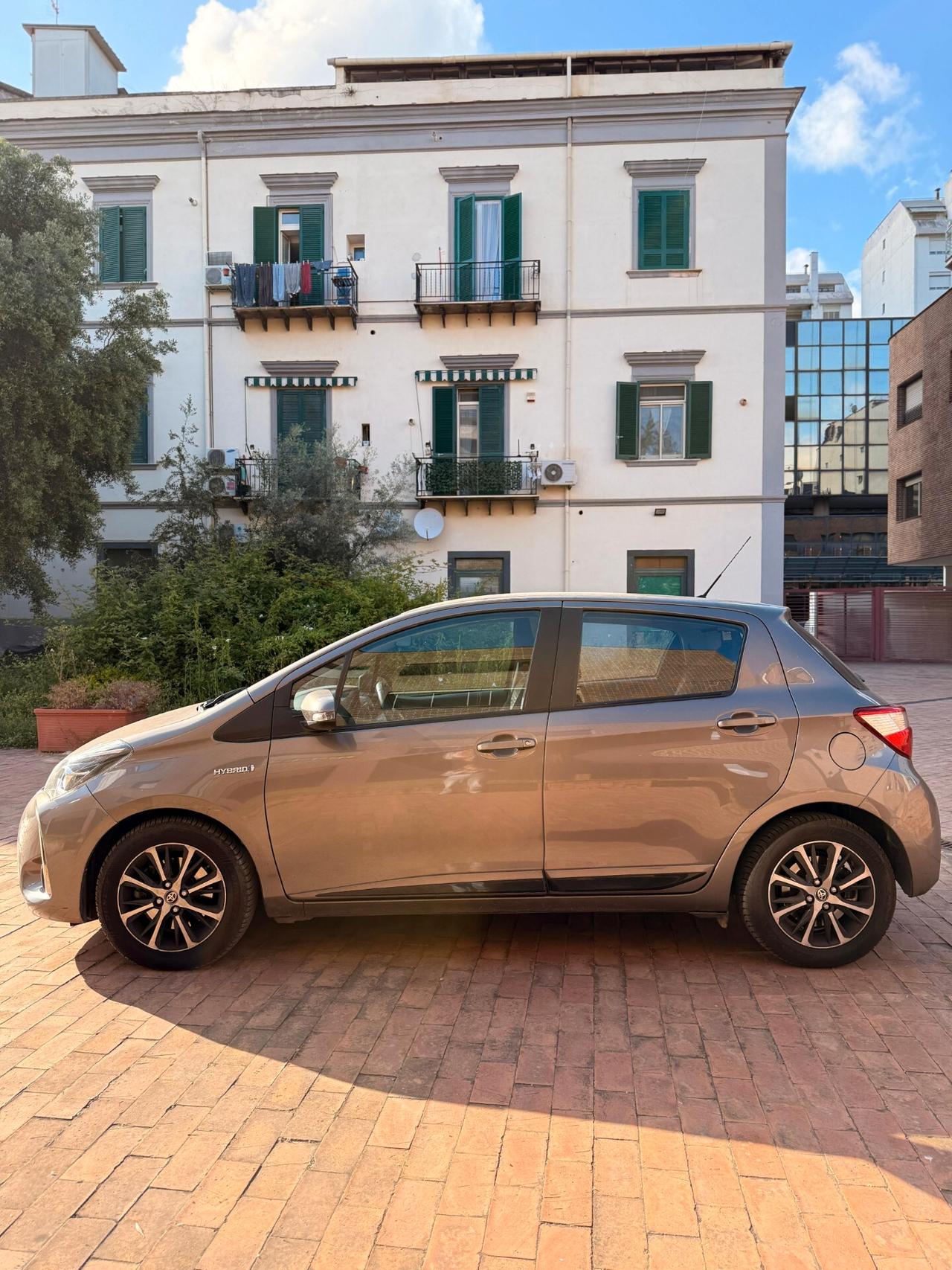 Toyota Yaris 1.5 Hybrid 5 porte Business Telecamera cerchi in lega 15 gomme nuove 4 stagioni