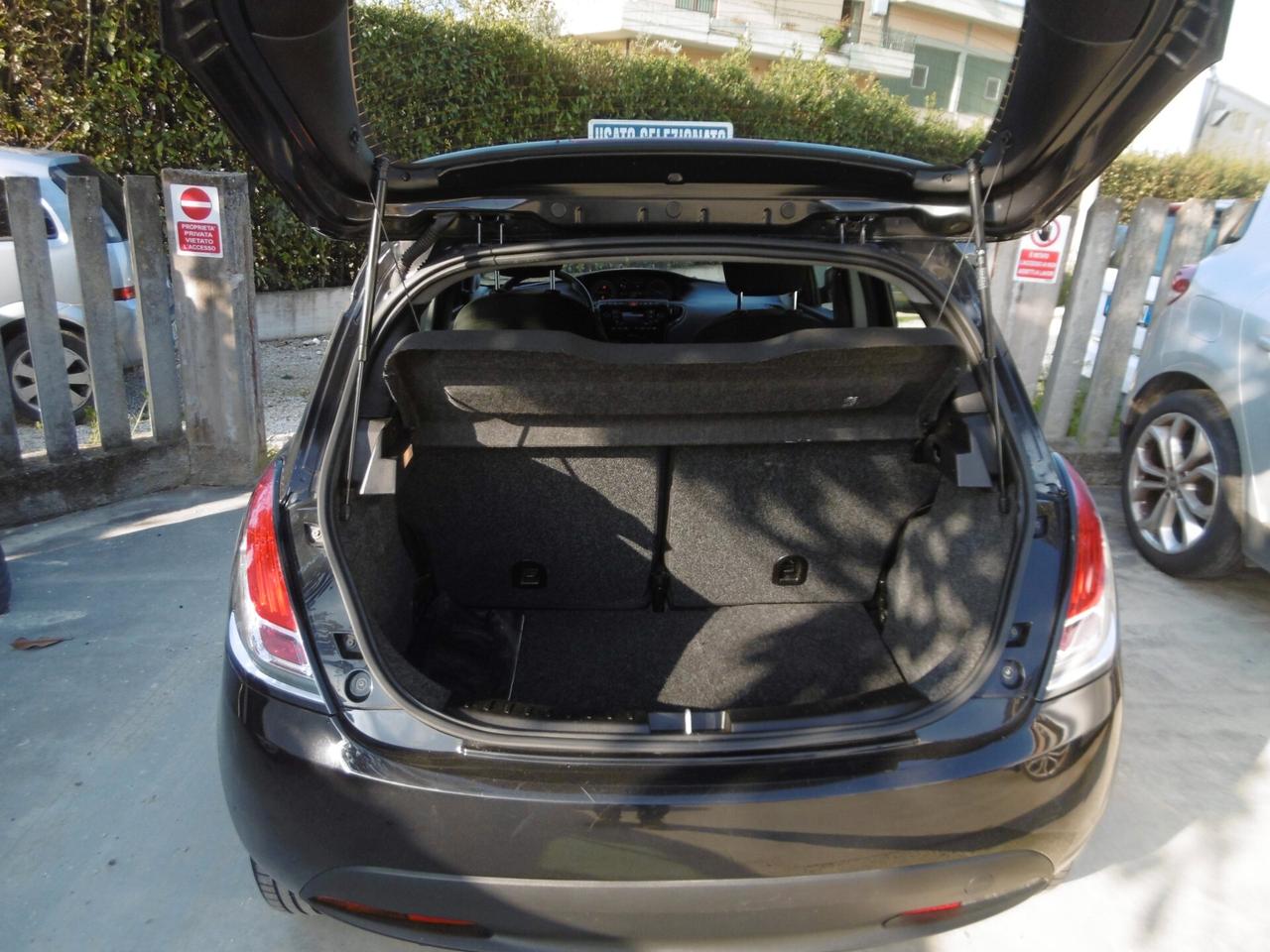 Lancia Ypsilon 1.0 FireFly 5 porte S&S Hybrid Silver