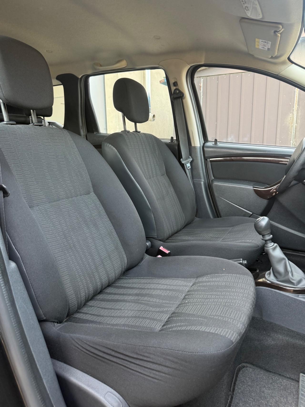Dacia Duster 1.6 benzina 4X4 NEOPATENTATI
