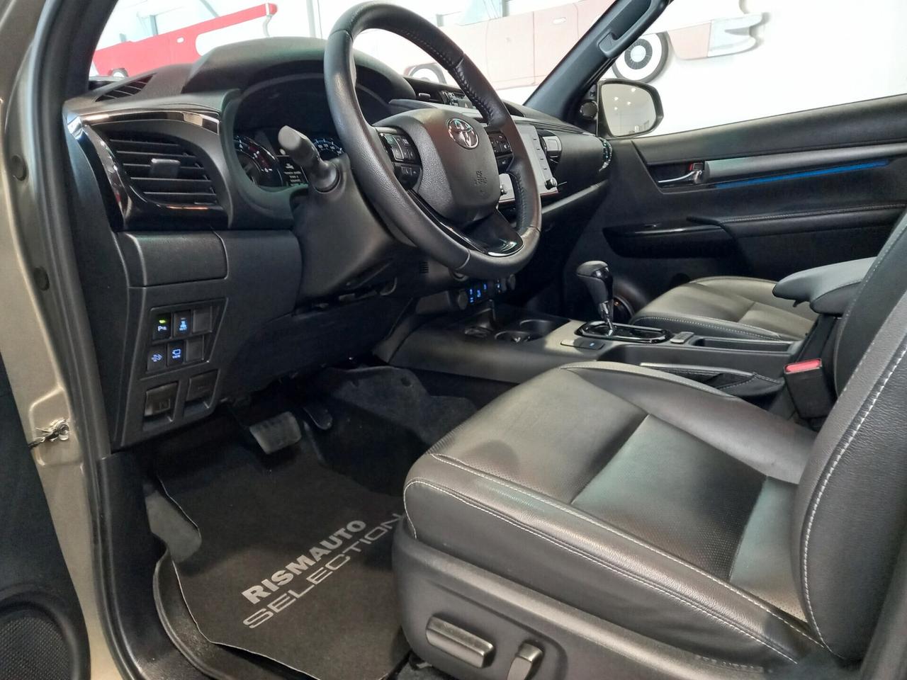 Toyota Hilux 2.8 D A/T 4WD 4 porte Double Cab Invincible