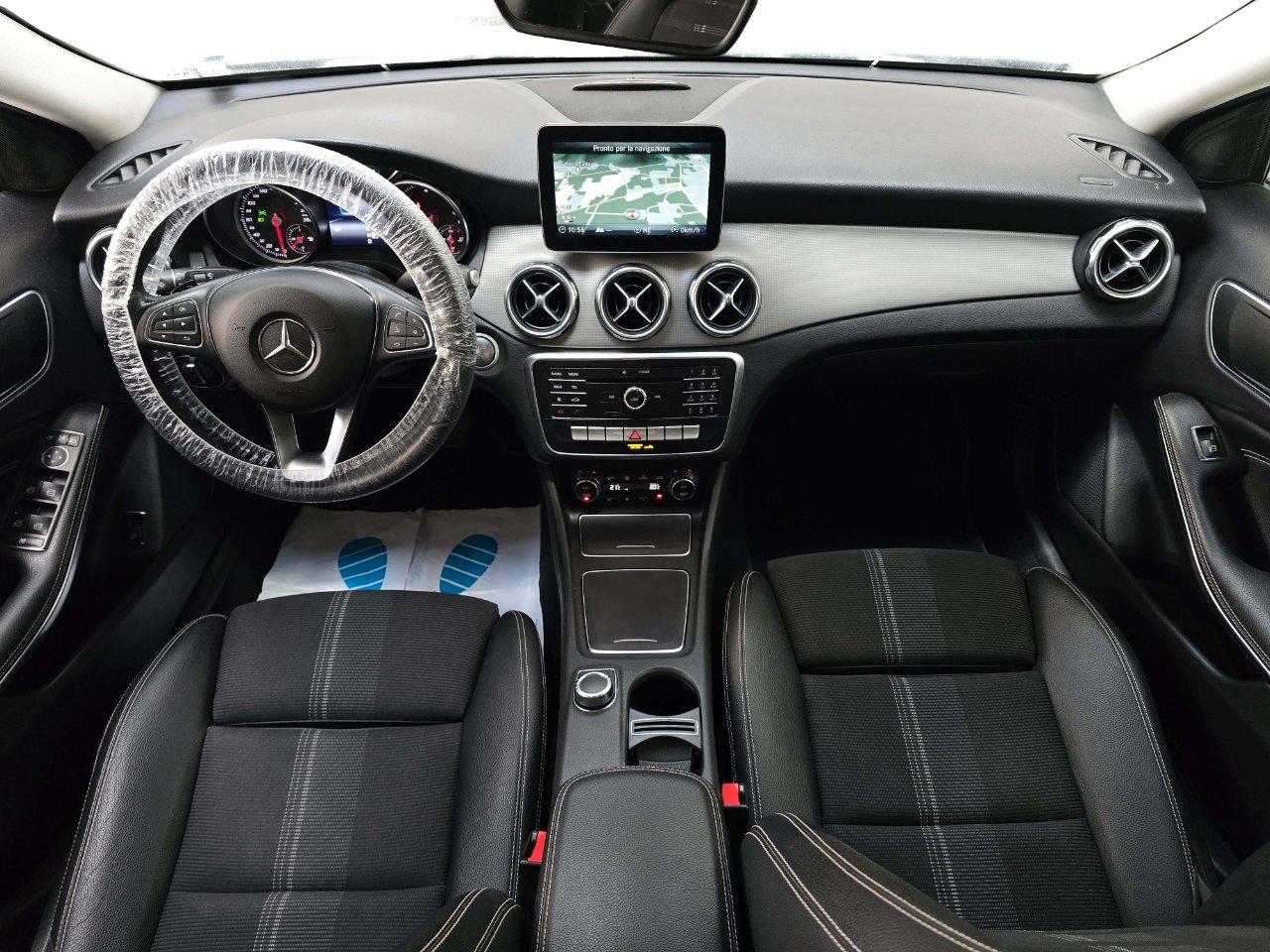Mercedes GLA 200 D PREMIUM CAMBIO AUTOMATICO/EURO6C/CAMERA/NAVI/LED