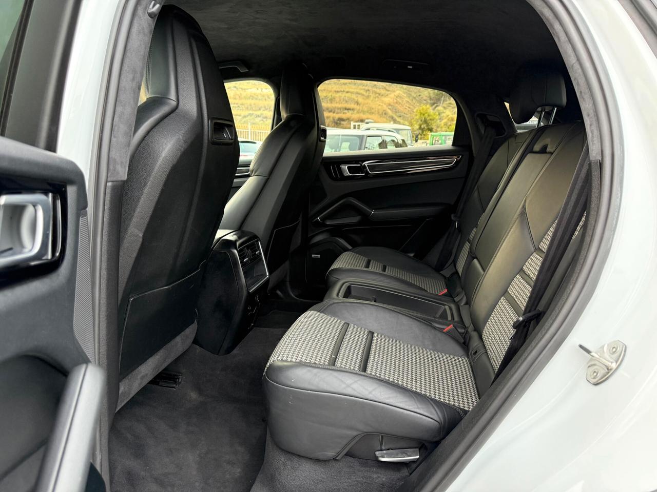 Porsche Cayenne Coupé Allestimento GTS