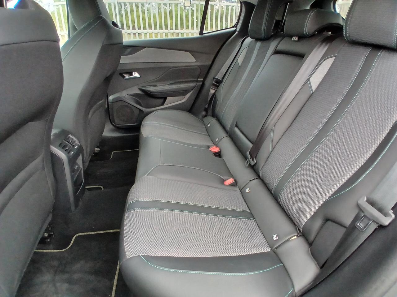 Peugeot 408 Hybrid 145 e-DCS6 Allure