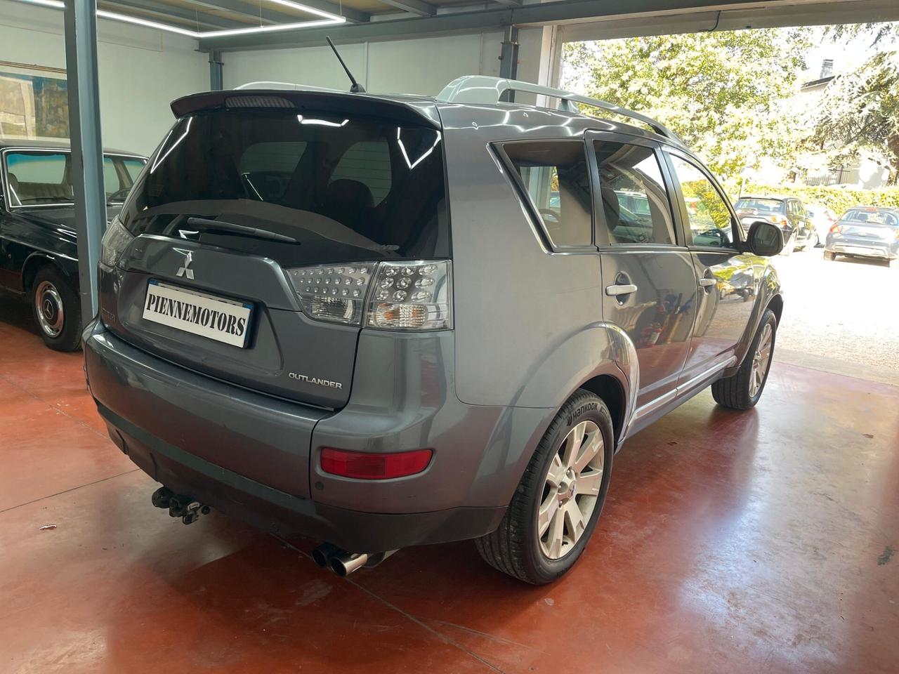 Mitsubishi Outlander 2.0d 4X4 GANCIO TRAINO 7 POSTI