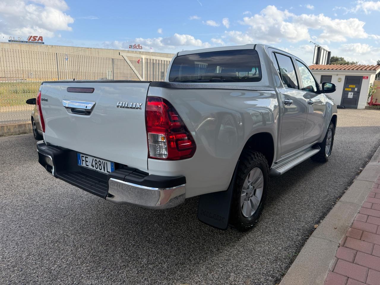 Toyota Hilux 2.4 D-4D 4WD Lounge my16"