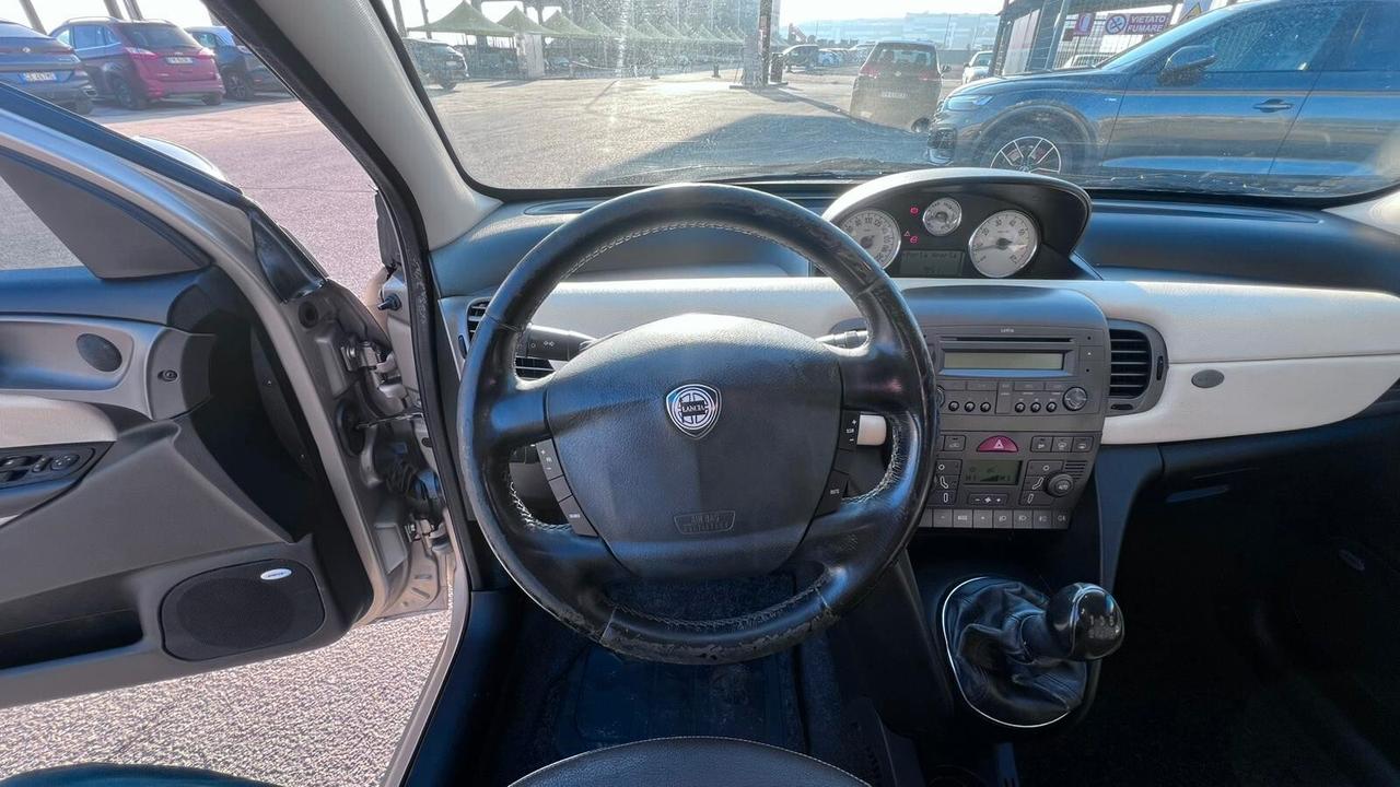Lancia Ypsilon 1.3 MJT 75 CV Platino