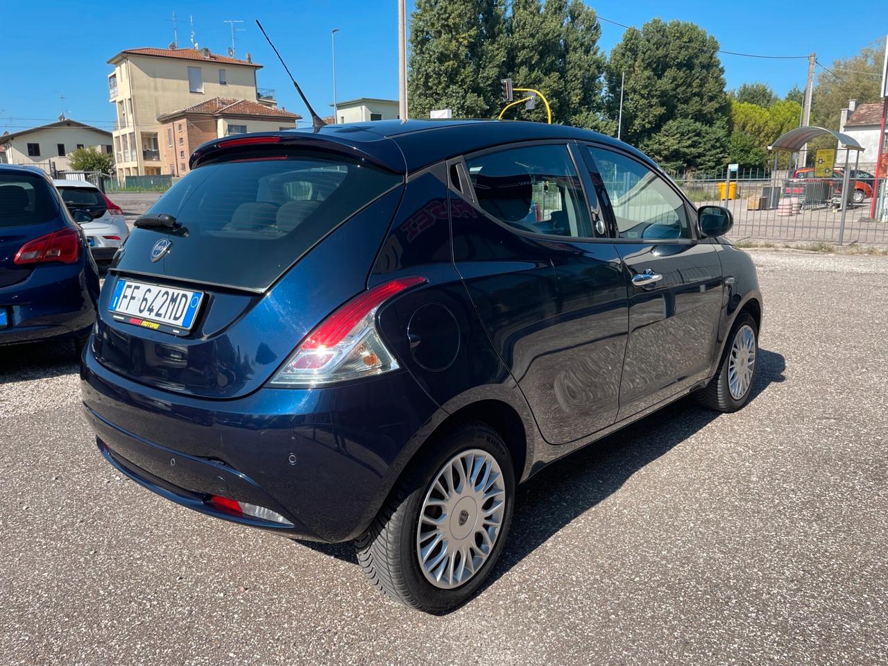 Lancia Ypsilon 1.2 69 CV 5 porte GPL Ecochic Silver