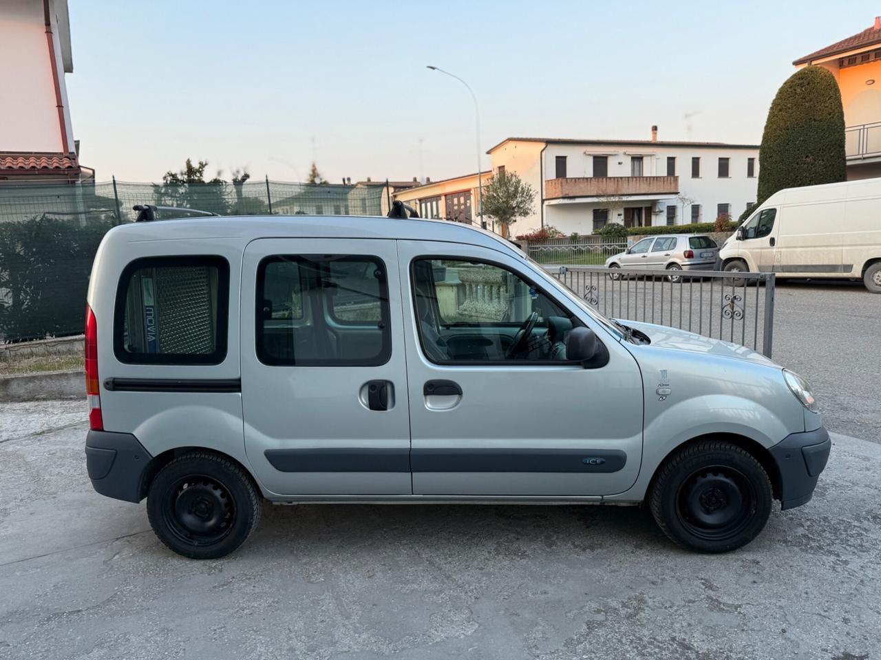 Renault Kangoo 4p. Autocarro 1.2 PEDANA DISABILE