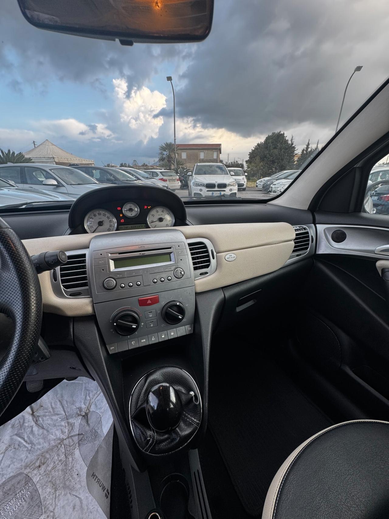Lancia Ypsilon 1.3 MJT 75 CV Oro