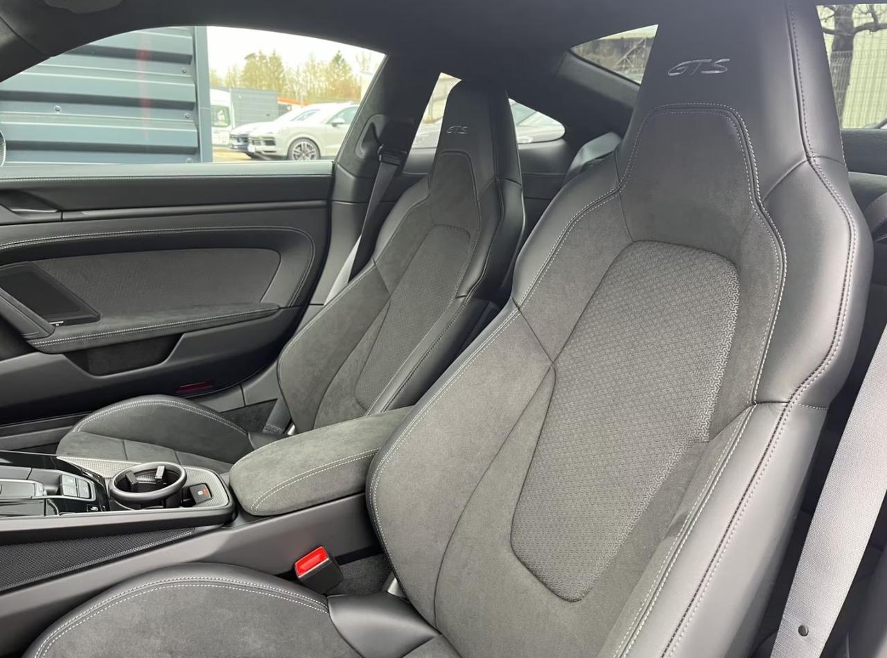 Porsche 911 Coupe 3.6 Carrera GTS Hybrid