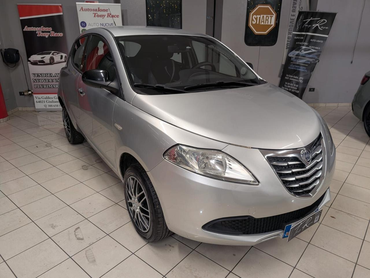 Lancia Ypsilon 0.9 TwinAir 85 CV 5 porte Metano Ecochic Silver