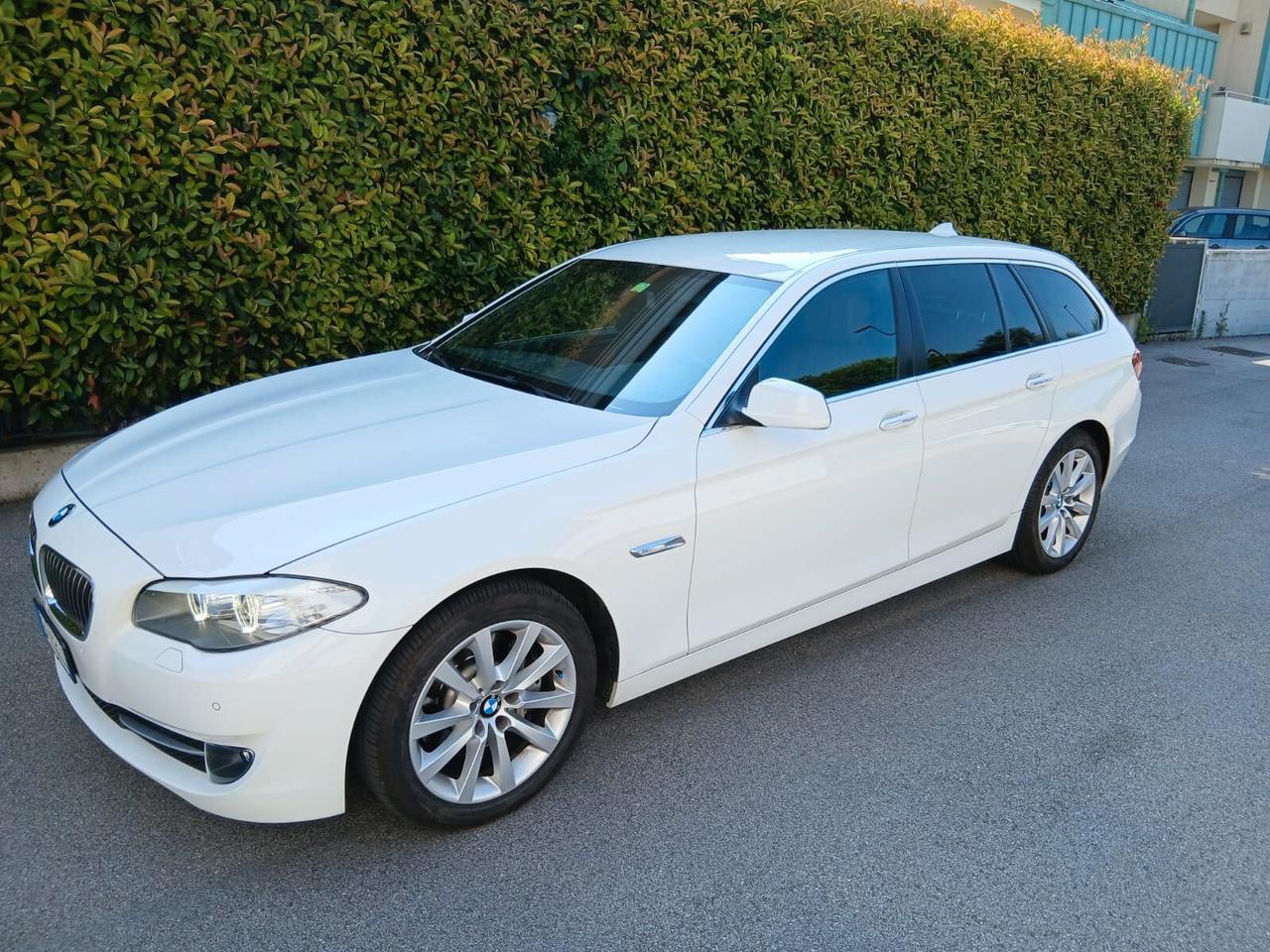 Bmw 525d xDrive Touring Futura in terno in pelle tabacco