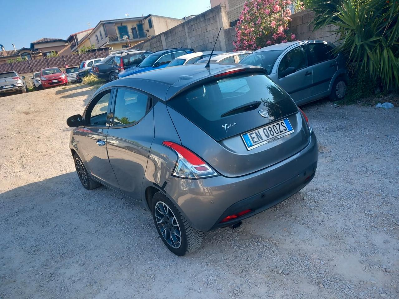 Lancia Ypsilon 1.3 MJT 75 CV Unyca