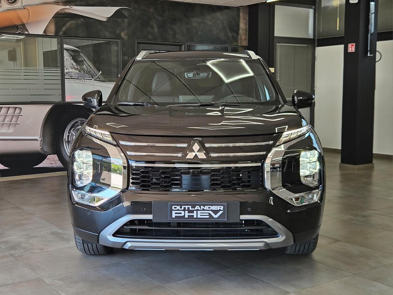 Mitsubishi Outlander DISPONIBILE IN VARIE COLORAZIONI E ALLESTIMENTI - CONCESSIONARIO UFFICIALE